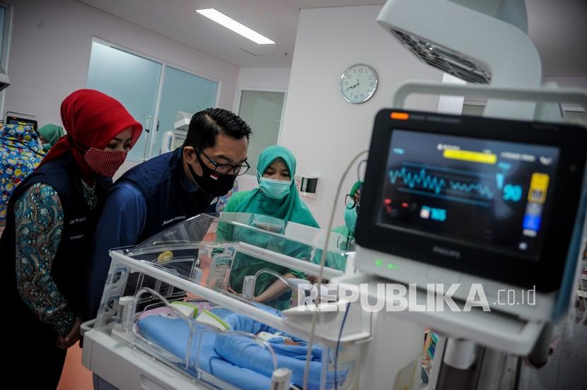 Gubernur Jawa Barat Ridwan Kamil (kedua kiri) bersama istri, Atalia Praratya (kiri) meninjau ruangan perinatologi di Rumah Sakit Khusus Ibu dan Anak (RSKIA) Bandung, Jawa Barat, Senin (14/9/2020). Peninjauan tersebut dilakukan dalam rangka memastikan kesiapan fasilitas kesehatan RSKIA dalam penanganan darurat COVID-19.