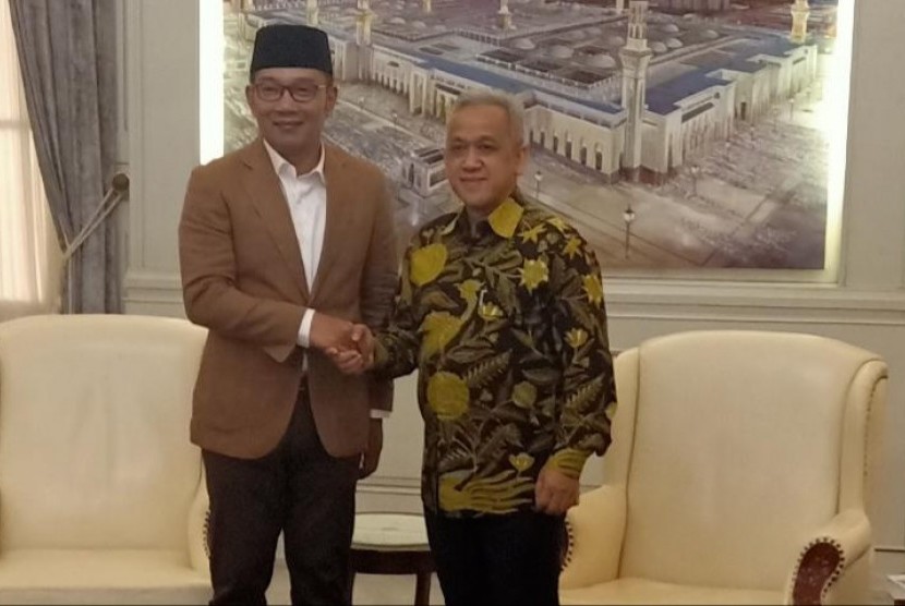 Gubernur Jawa Barat, Ridwan Kamil (kiri) dan Direktur Utama Perum Jasa Tirta II, U Saefudin Noer.