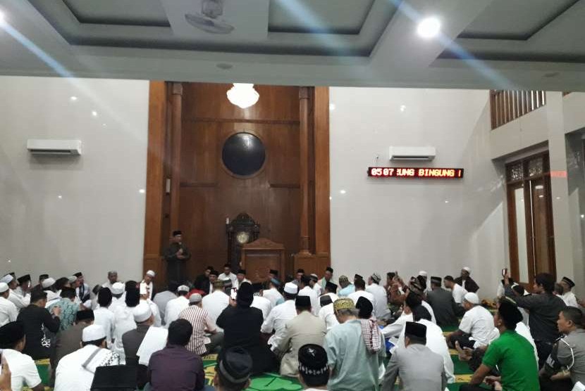 Gubernur Jawa Barat, Ridwan Kamil melaksanakan Subuh Keliling di Masjid Al Ikhlas Parungbingung, Depok, Sabtu (6/10).