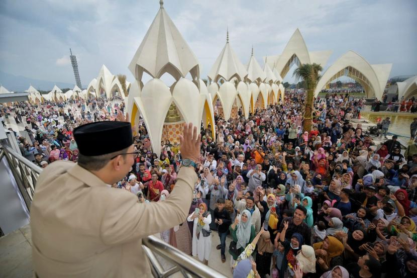 Gubernur Jawa Barat Ridwan Kamil melakukan inspeksi mendadak (Sidak) kebersihan Masjid Raya Al Jabbar di kawasan Gedebage, Kota Bandung, Kamis (5/1/2023) sore.