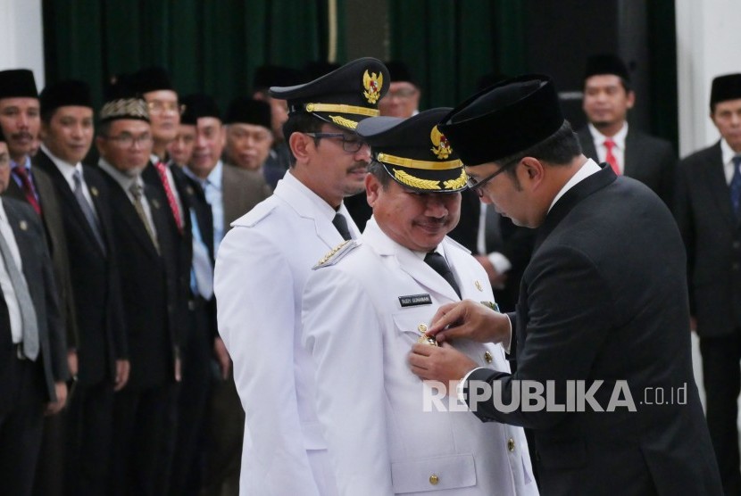 Gubernur Jawa Barat Ridwan Kamil melantik Bupati dan Wakil Bupati Garut terpilih periode 2019-2024, Rudy Gunawan dan Helmi Budiman, di Aula Barat, Gedung Sate, Kota Bandung, Rabu (23/1). 