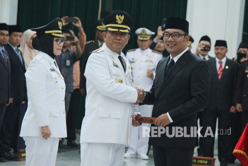 Gubernur Jawa Barat Ridwan Kamil melantik Nasrudin Aziz dan Eti Herawati sebagai Wali Kota dan Wakil Wali Kota Cirebon. (Ilustrasi)