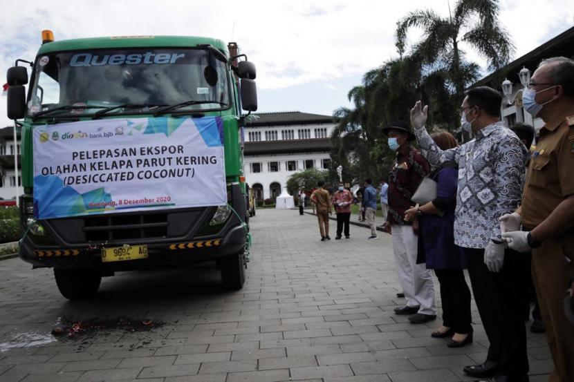 Gubernur Jawa Barat Ridwan Kamil melepas 20 ton kelapa parut kering untuk diekspor ke Arab Saudi dalam acara pelepasan di halaman Gedung Sate, Kota Bandung, Selasa (8/12/2020).