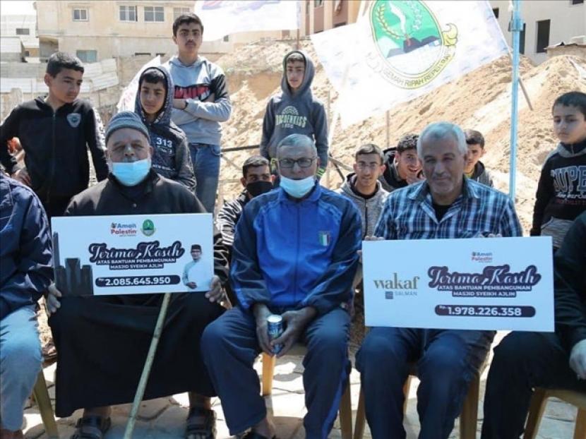 Gubernur Jawa Barat Ridwan Kamil meletakkan batu pertama pembangunan via konferensi video Masjid Syeikh Ajlin, di Kota Gaza, Palestina, secara virtual dari Bandung, Jabar, pada 7 April 2021. 