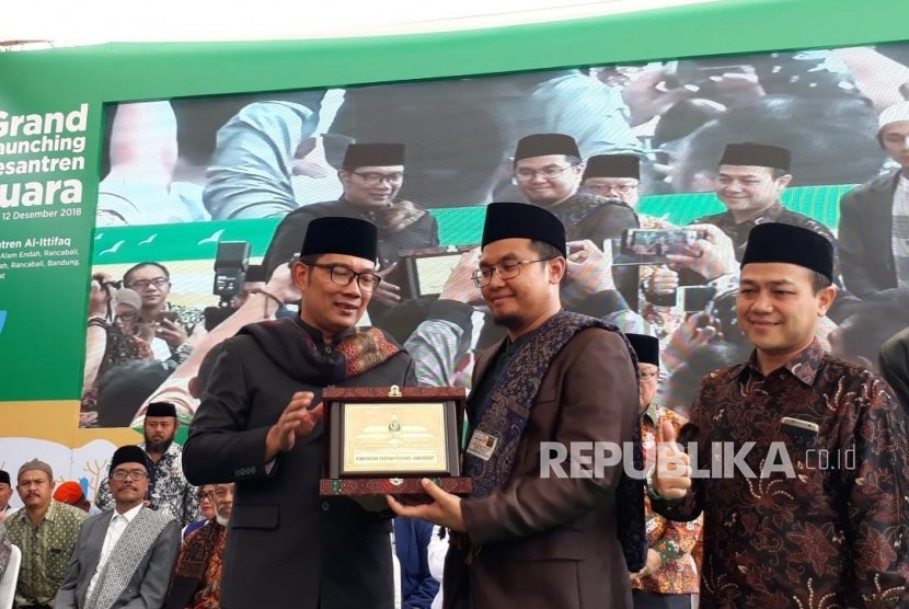 Gubernur Jawa Barat Ridwan Kamil meluncurkan Program One Pesantren One Product (OPOP), di Pondok Pesantren Al Ittifaq Kampung Ciburial Desa Alam Endah, Rancabali Kabupaten Bandung, Rabu (12/12).