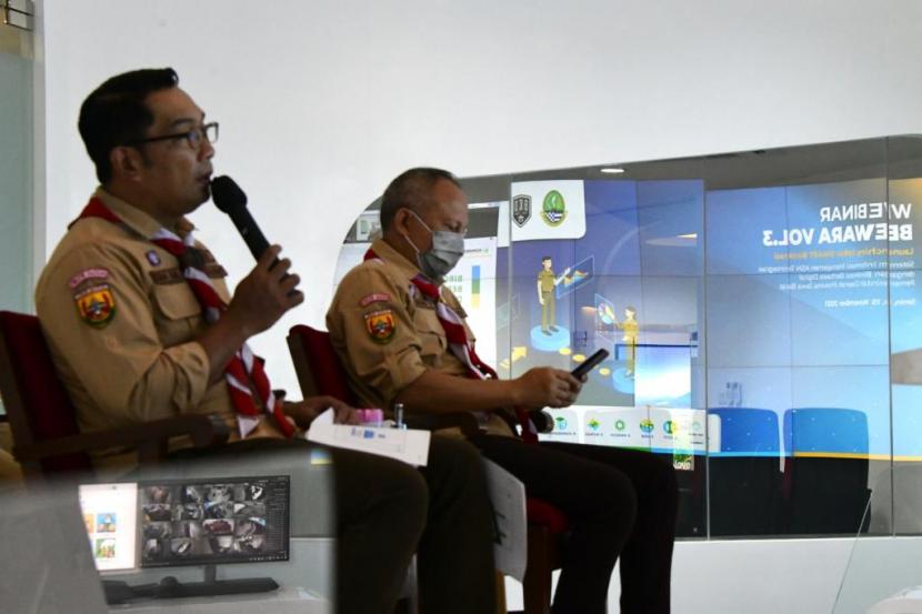 Gubernur Jawa Barat Ridwan Kamil meluncurkan tujuh aplikasi guna meningkatkan performa birokrasi Pemprov Jawa Barat.  Tujuh aplikasi itu yakni e-Kartu, e-Pensiun, e-Pangkat, e-Mutasi, e-KGB, e-Fungsional, e-Cuti. Ketujuh aplikasi baru itu melengkapi 26 aplikasi digital lain yang menunjang kerja aparatur sipil negara (ASN). 