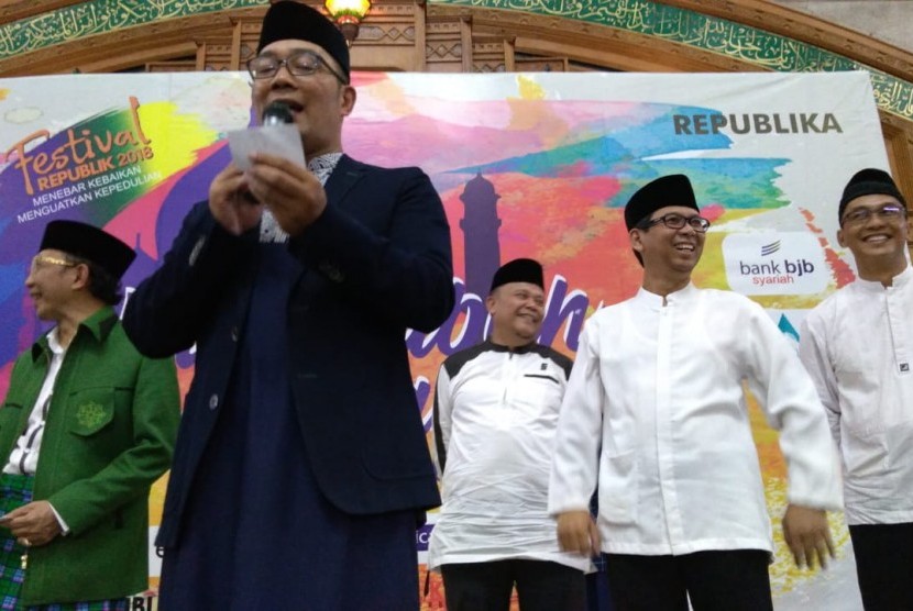 Gubernur Jawa Barat Ridwan Kamil membacakan pemenang undian hadiah umroh pada acara Muhasabah Akhir Tahun, di Masjid Pusdai Kota Bandung, Senin (31/12)
