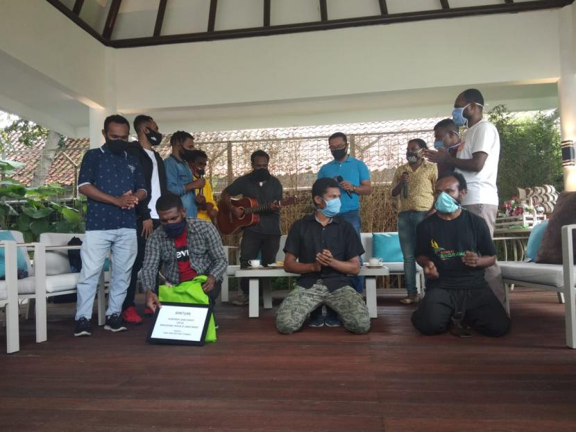 Gubernur Jawa Barat Ridwan Kamil memberikan bantuan berupa uang tunai Rp 25 juta serta sembako bagi para mahasiswa Papua di Jawa Barat.