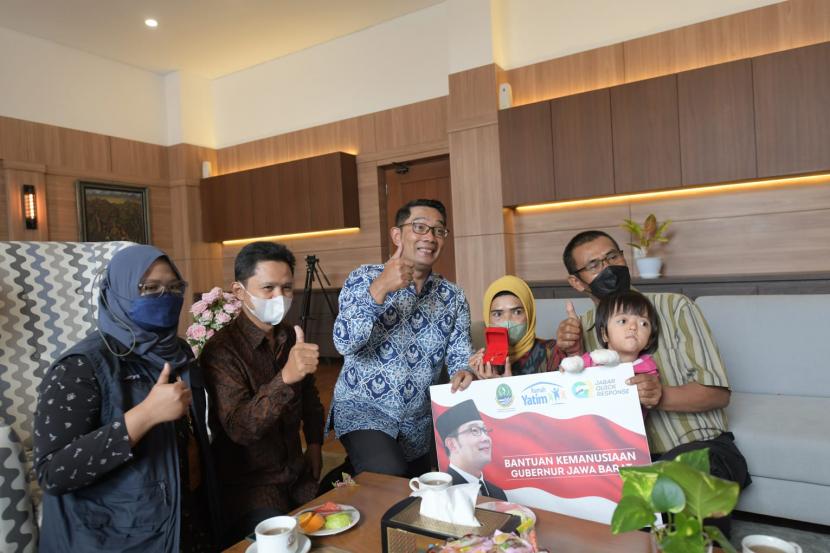 Gubernur Jawa Barat Ridwan Kamil memberikan bantuan kemanusiaan kepada Arini Supriatna (4), balita pengidap penyakit apert syndrome dan apert hand bilateral asymmetry di Gedung Sate Kota Bandung, Selasa (11/10/2022). 