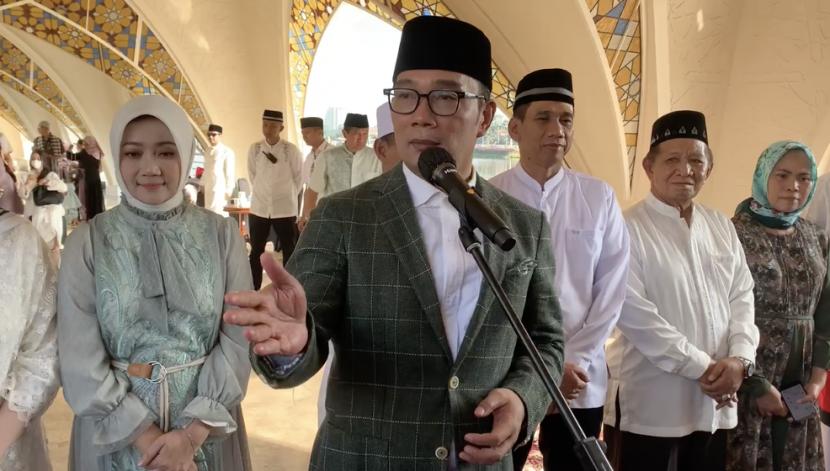 Gubernur Jawa Barat Ridwan Kamil memberikan keterangan pers di Masjid Al-Jabbar seusai melaksanakan shalat Idul Fitri 1444 Hijriah, Sabtu (22/4/2023). 