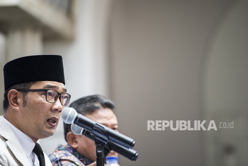 Gubernur Jawa Barat Ridwan Kamil memberikan keterangan pers mengenai Upah Minimum Provinsi (UMP) Jabar Tahun 2019 di Bandung, Jawa Barat, Kamis (1/11/2018). 