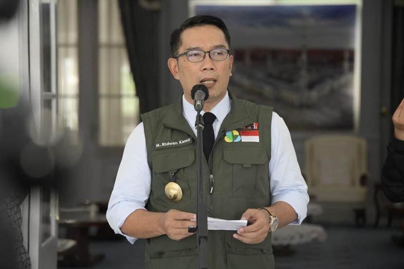 Gubernur Jawa Barat Ridwan Kamil memberikan keterangan pers seputar kondisi Covid-19, di Jawa Barat, di Gedung Pakuan, Jumat (3/4). 