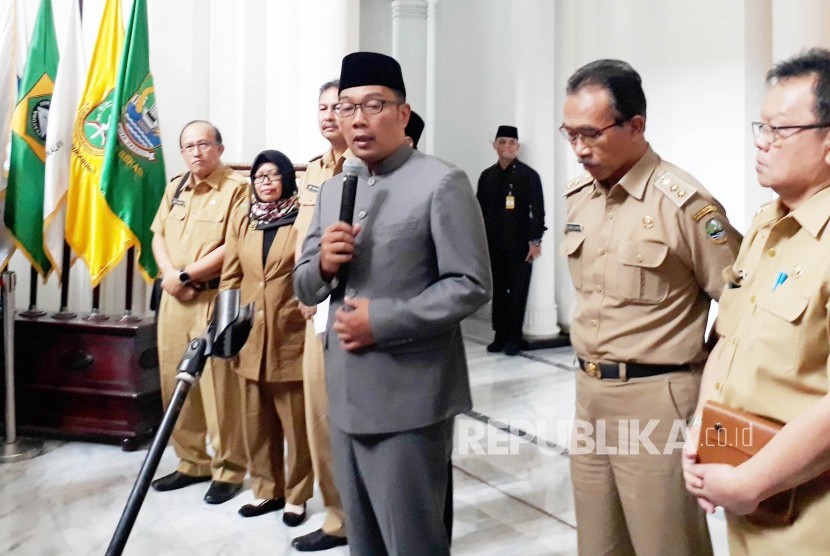 Gubernur Jawa Barat Ridwan Kamil memberikan keterangan  Daud Achmad (kedua kanan). 