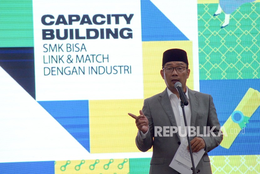 Gubernur Jawa Barat Ridwan Kamil memberikan pemaparan dalam acara penyesuaian kurikulum SMK dengan dunia industri dengan tema SMK Bisa di Aula Barat Gedung Sate, Bandung, Jawa Barat, Kamis (29/8/2019).