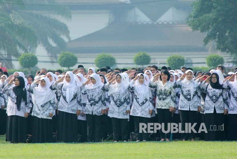 Gubernur Jawa Barat Ridwan Kamil memberikan penghargaan kepada sejumlah guru berprestasi saat upacara Peringatan Hari Guru Nasional Tingkat Provinsi Jawa Barat, di lapangan Gasibu, Kota Bandung, Senin (25/11).
