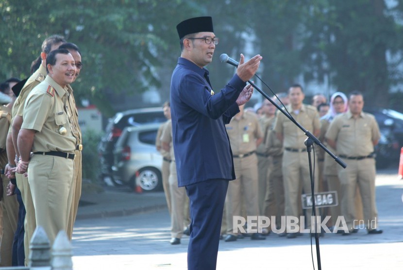 Gubernur Jawa Barat Ridwan Kamil memberikan sambutan di depan Aparatur Sipil Negara (ASN), (ilustrasi). Pemerintah Provinsi Jawa Barat (Pemprov Jabar), memberikan penghargaan kepada 111 ASN berprestasi. 