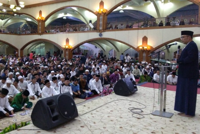 Gubernur Jawa Barat Ridwan Kamil memberikan sambutan pada Muhasabah Akhir Tahun, di Masjid Pusdai, Kota Bandung, Senin (31/12). 