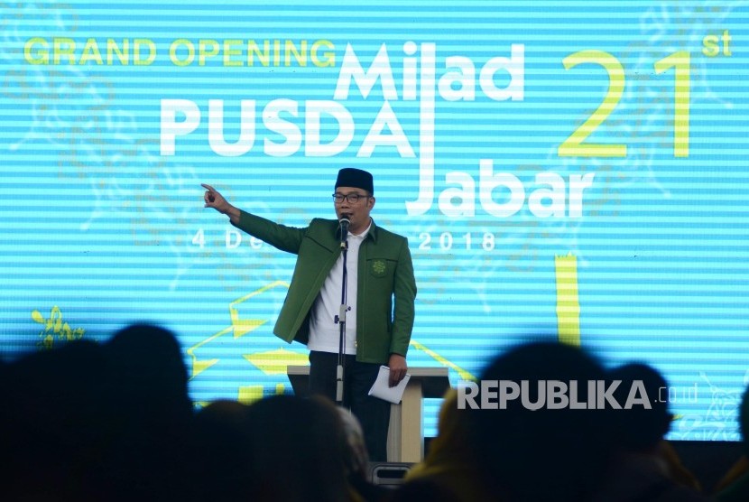 Gubernur Jawa Barat Ridwan Kamil memberi sambutan pada pembukaan Milad Masjid Pusdai Jabar ke-21, Kota Bandung, Selasa (4/12).