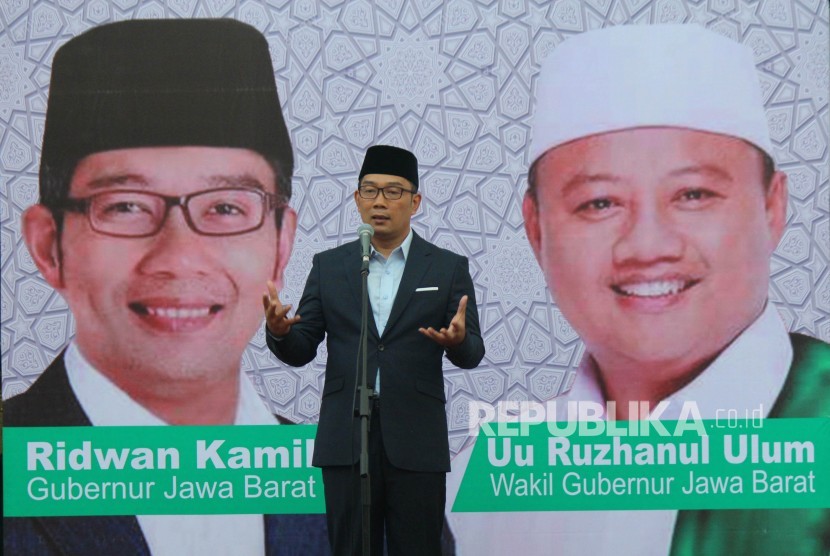 Gubernur Jawa Barat Ridwan Kamil memberikan sambutan pada Peringatan Isra Mi'raj 1440 H Tingkat Provinsi Jawa Barat, di Aula Barat, Gedung Sate, Kota Bandung, Kamis (4/4).