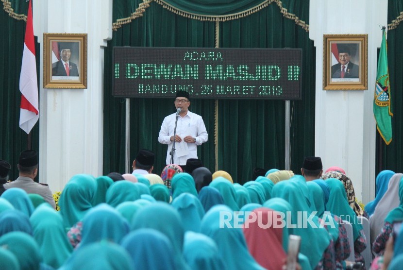 Gubernur Jawa Barat Ridwan Kamil memberikan sambutan usai pelantikan Pengurus Dewan Masjid Indonesia Pimpinan Wilayah Jawa Barat di Aula Timur, Gedung Sate, Kota Bandung, Selasa (26/3).