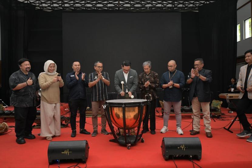 Gubernur Jawa Barat Ridwan Kamil membuka Curated Amazing Product Jawa Barat 2022 dan Pasar Senin dan Jajanan di Gedung Amphiteater Universitas Pendidikan Indonesia, Kota Bandung. 