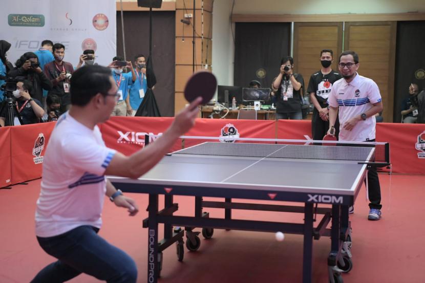 Gubernur Jawa Barat Ridwan Kamil membuka kejuaraan tenis meja Indonesia UAH Super Series 2021 di Graha Sanusi Hardjadinata kampus Universitas Padjadjaran, Jalan Dipatiukur, Kota Bandung, Jumat (22/10). Nama kejuaraannya ada UAH karena memang event olahraga ini  diinisiasi Ustaz Adi Hidayat, dan diikuti atlet dari 16 provinsi se-Indonesia. 