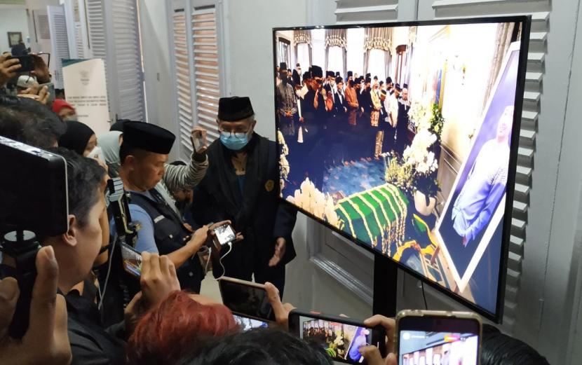 Gubernur Jawa Barat Ridwan Kamil memimpin shalat jenazah Emmeril Kahn Mumtadz atau Eril di Gedung Pakuan, Kota Bandung, Ahad (12/6). 