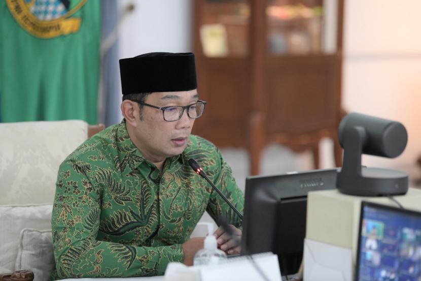 Gubernur Jawa Barat Ridwan Kamil meminta pada semua camat di Jabar agar bergerak cepat dan beradaptasi dalam menjalankan kebijakan pemerintah kecamatan. Karena, saat ini ada dua disrupsi yang sedang terjadi yakni pandemi Covid-19 dan revolusi industri 4.0. 