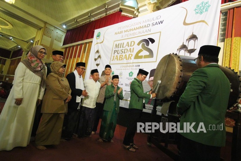 Gubernur Jawa Barat Ridwan Kamil memukul beduk sebagai tanda dimulainya rangkaian Milad ke-22 Pusat Dakwah Islam (Pusdai) Jawa Barat, Di Bale Asri Pusdai, Kota Bandung, Senin (2/12).