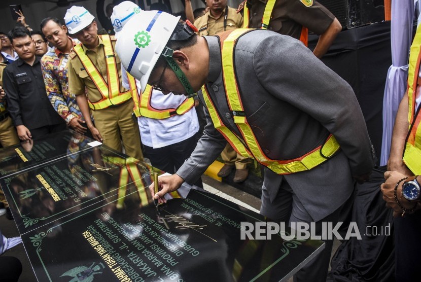 Gubernur Jawa Barat Ridwan Kamil menandatangani prasasti saat acara groundbreaking pembangunan jembatan layang Jalan Jakarta-Jalan Supratman di ruas Jalan Jakarta, Kota Bandung, Selasa (3/9).
