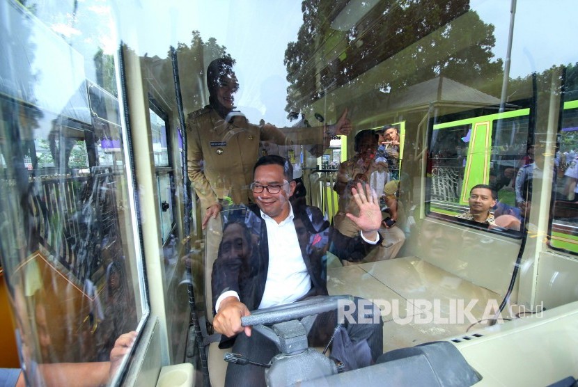 Gubernur Jawa Barat Ridwan Kamil mencoba bus wisata untuk sejumlah daerah di Jawa Barat di halaman Pusdai Jawa Barat, Jalan Surapati, Kota Bandung, Senin (30/12).