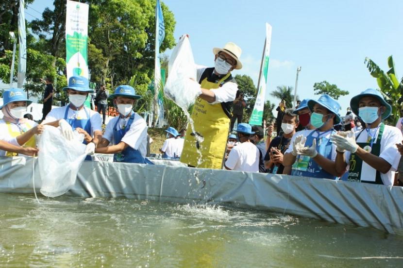 Gubernur Jawa Barat Ridwan Kamil menebar benih ikan di 60 kolam bioflok peserta Petani Milenial di Pengawasan Sumber Daya Kelautan dan Perikanan Wilayah Selatan Ciherang, Kabupaten Cianjur, Selasa (27/4/2021).