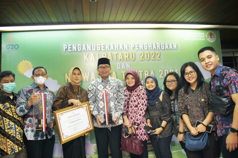 Gubernur Jawa Barat Ridwan Kamil menerima penghargaan Nirwasita Tantra dari Kementerian Lingkungan Hidup dan Kehutanan di Gedung Pusat Kehutanan Manggala Wanabakti, Jakarta Pusat, Rabu (20/7/2022). 