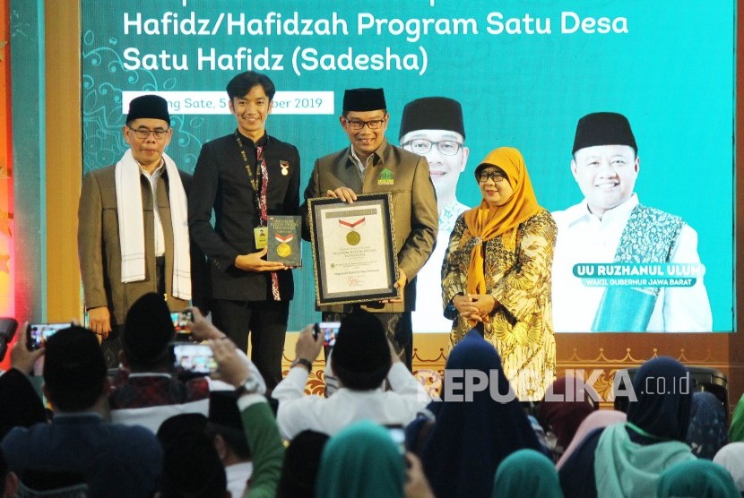 Gubernur Jawa Barat Ridwan Kamil menerima piagam rekor MURI saat Launching dan Pelepasan dan Penempatan Hafidz/Hafidzah Program Satu Desa Satu Hafidz (Sadesha), di Gedung Sate, Kota Bandung, Kamis (5/12).