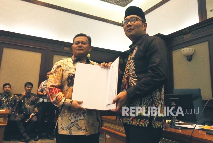 Gubernur Jabar Ridwan Kamil menetapkan Supendi sebagai Pelaksana Tugas (Plt) Bupati Indramayu di Gedung Sate, Jumat (14/12). 