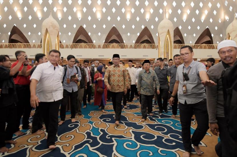 Gubernur Jawa Barat Ridwan Kamil mengajak Wakil Presiden RI periode 2014-2019 yang juga menjabat sebagai Ketua DMI (Dewan Masjid Indonesia) Jusuf Kalla berkeliling melihat Masjid Raya Al Jabar
