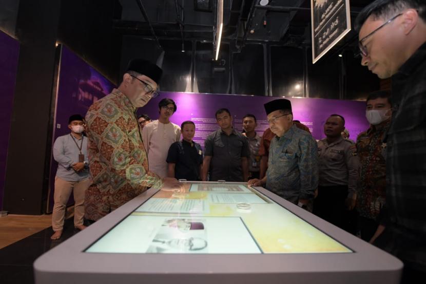 Gubernur Jawa Barat Ridwan Kamil bersama Ketua Umum Dewan Masjid Indonesia (DMI) Jusuf Kalla melihat Masjid Raya Al Jabbar, Kota Bandung, Jawa Barat, Sabtu (21/1/2023).