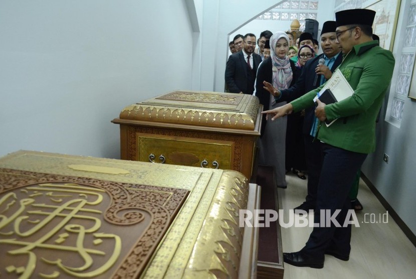Gubernur Jawa Barat Ridwan Kamil mengamati peti penyimpanan Mushaf Sundawi saat meninjau Perpustakaan Masjid Pusdai, Kota Bandung, Selasa (4/12).