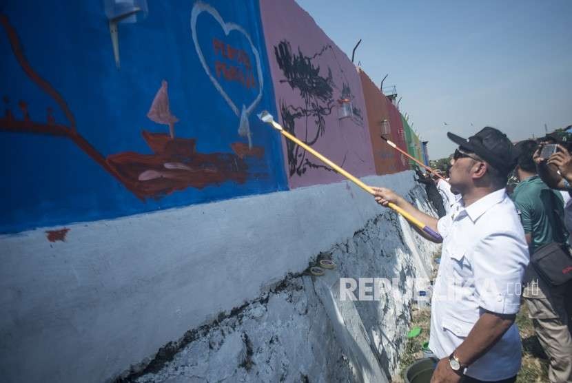 Gubernur Jawa Barat Ridwan Kamil menggambar mural Persib-Persija Damai di bantaran Sungai Citarum, Bojongsoang, Kabupaten Bandung, Jawa Barat, Rabu (26/9).