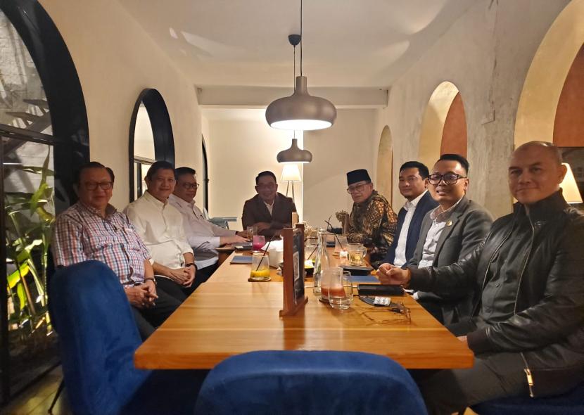 Gubernur Jawa Barat Ridwan Kamil menggelar pertemuan dengan anggota Dewan Pertimbangan Presiden (Watimpres) Agung Laksono, Rabu (28/9/2022) malam. 
