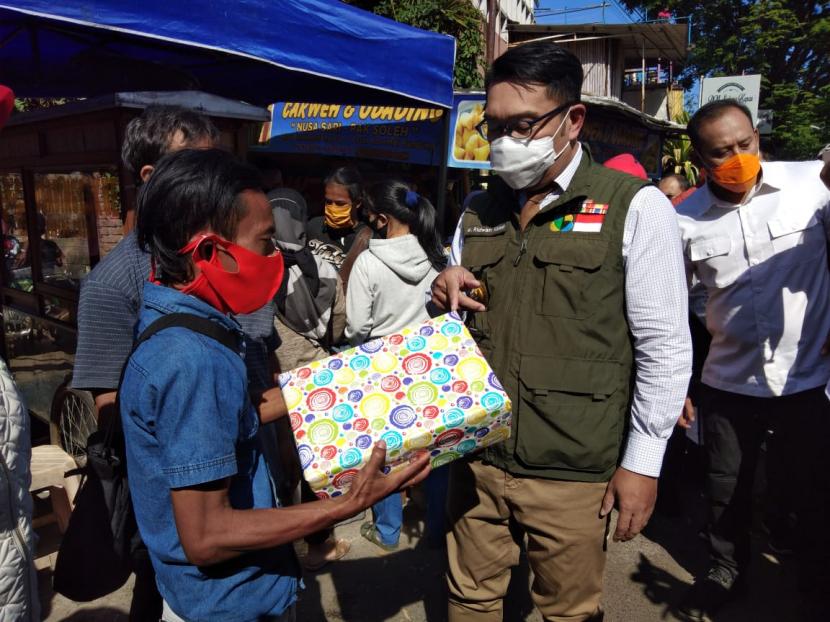 Gubernur Jawa Barat Ridwan Kamil mengunjungi warung kue odading Mang Oleh di Jalan Baranangsiang, Kota Bandung. Odading Mang Oleh mendadak viral setelah dipromosikan oleh Ade Londok dengan gaya ngegasnya.
