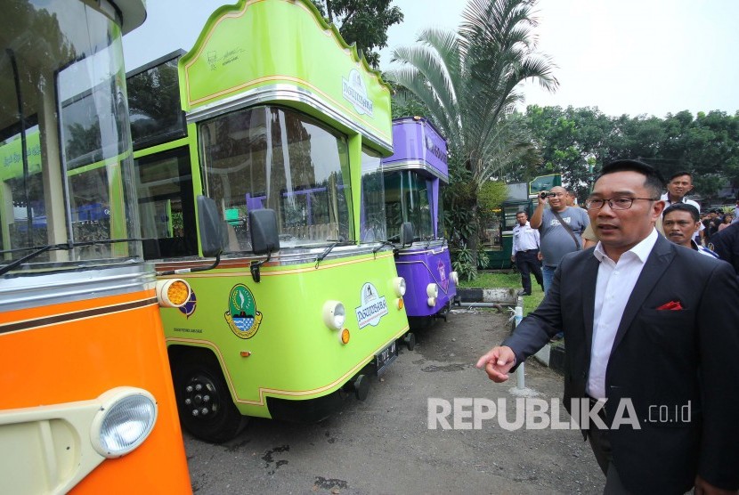 Gubernur Jawa Barat Ridwan Kamil meninjau bus wisata untuk sejumlah daerah di Jawa Barat di halaman Pusdai Jawa Barat, Jalan Surapati, Kota Bandung, Senin (30/12).