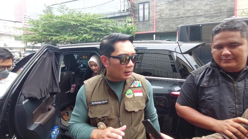 Gubernur Jawa Barat Ridwan Kamil meninjau kantor Polsek Astanaanyar, Kota Bandung pasca ledakan terjadi di kantor tersebut. Polisi belum memberikan keterangan namun diduga ledakan berasal dari bom bunuh diri. 