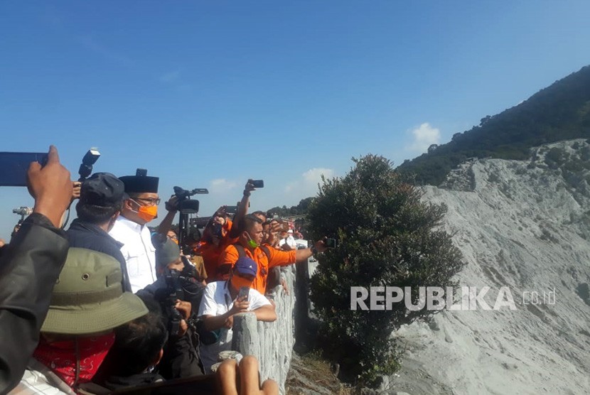 Gubernur Jawa Barat, Ridwan Kamil meninjau Kawah Gunung Tangkuban Perahu, Senin (29/7). 
