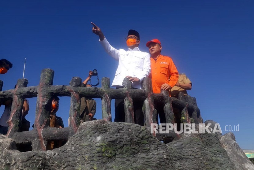 Gubernur Jawa Barat, Ridwan Kamil meninjau kawah Gunung Tangkuban Parahu, Senin (29/7). 