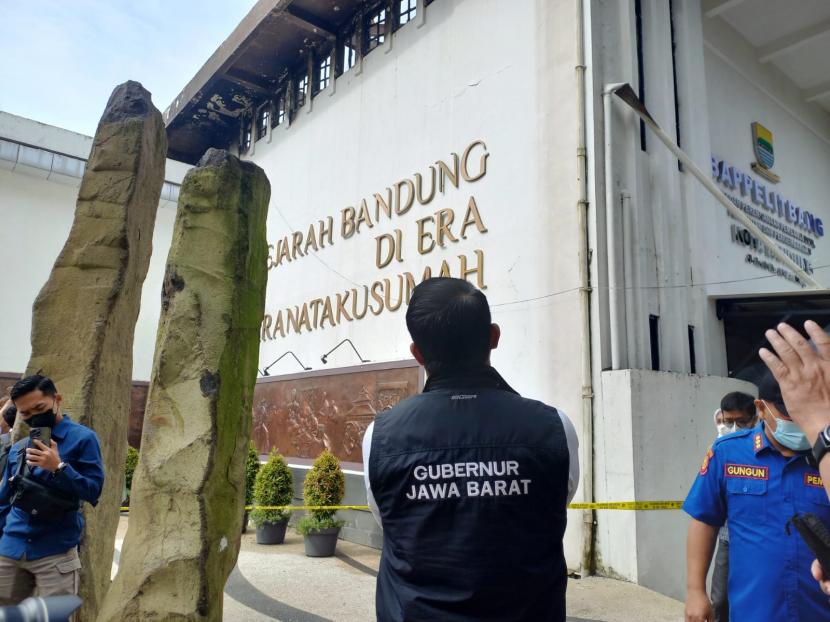Gubernur Jawa Barat Ridwan Kamil meninjau lokasi Kantor Bappelitbang Kota Bandung yang terbakar di Jalan Aceh, Selasa (8/11/2022). 
