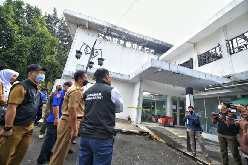 Gubernur Jawa Barat Ridwan Kamil meninjau lokasi kebakaran Gedung Badan Perencanaan Pembangunan, Penelitian, dan Pengembangan (Bapelitbang) Pemda Kota Bandung di Balai Kota Bandung, Selasa (8/11/2022). 