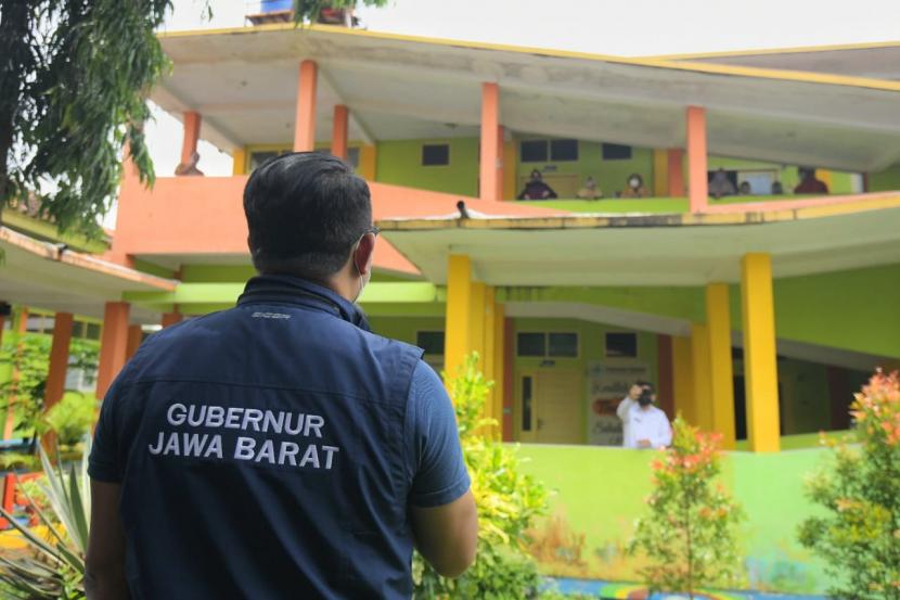Gubernur Jawa Barat Ridwan Kamil meninjau Puskesmas Tinewati di Kecamatan Singaparna, Kabupaten Tasikmalaya, yang dijadikan tempat isolasi pasien Covid-19 bergejala ringan, Rabu (20/1/2021).
