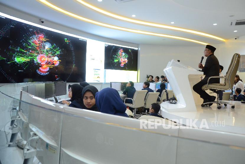Gubernur Jawa Barat Ridwan Kamil meninjau ruangan usai meresmikan Command Center, di Gedung Sate, Kota Bandung,Selasa (10/3).(Republika/Edi Yusuf)