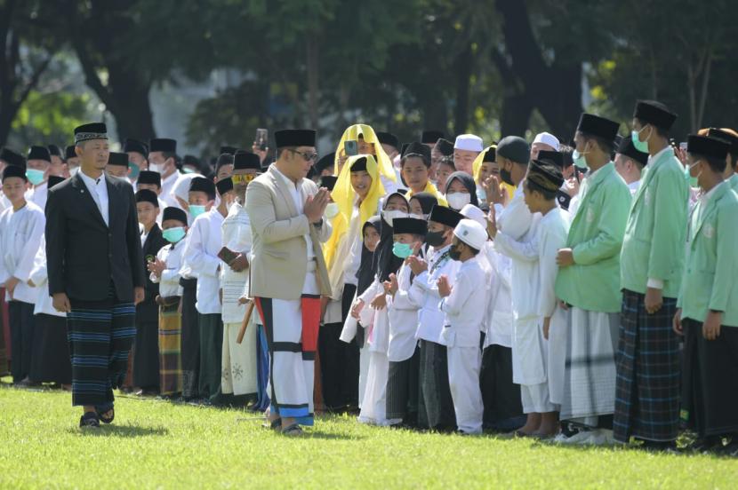 Gubernur Jawa Barat Ridwan Kamil menjadi Pembina Upacara Peringatan Hari Santri Tingkat Provinsi Jabar di Lapangan Gasibu, Kota Bandung, Sabtu (22/10).